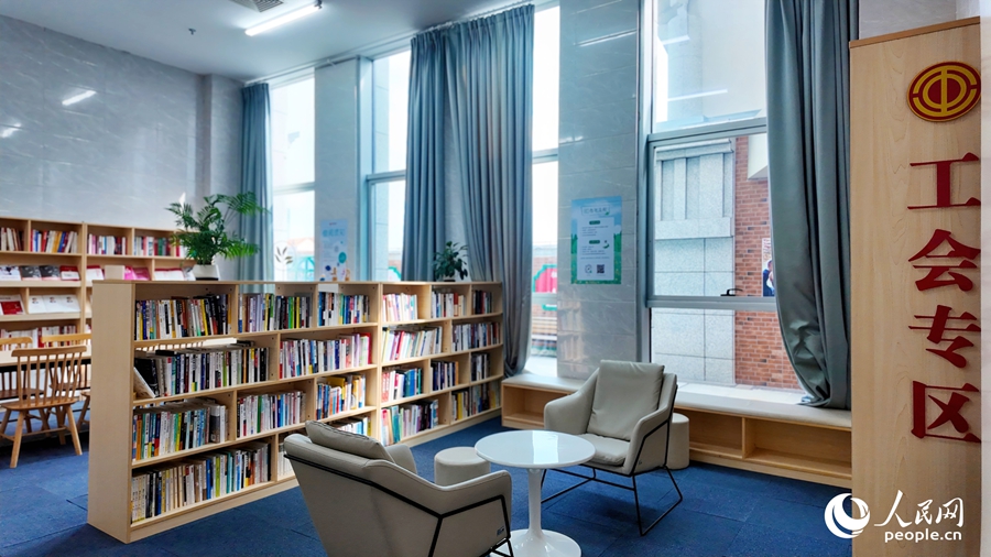 近3000冊(cè)藏書中有不少紅色讀物，供園區(qū)員工免費(fèi)借閱。人民網(wǎng) 楊灝昱攝