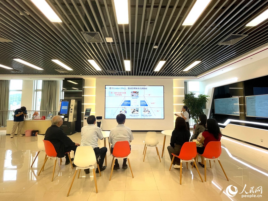 調(diào)研團(tuán)一行在廈門軟件園三期交流學(xué)習(xí)。人民網(wǎng)記者 陳藍(lán)燕攝