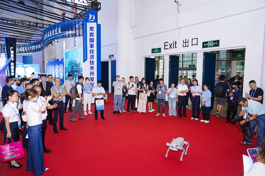 9月8日，第二十五屆中國國際投資貿(mào)易洽談會在廈門國際會展中心開幕，此為海滄館智能機器狗現(xiàn)場獻技表演，吸引眾多客商駐足觀看。陳亞沙攝