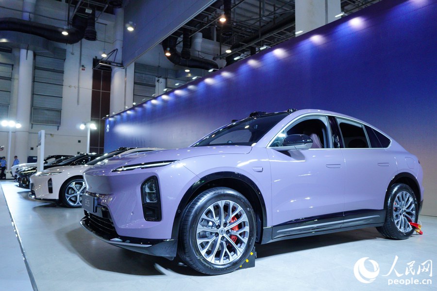 我國新能源汽車引不少外賓關(guān)注。人民網(wǎng) 林銘賢攝