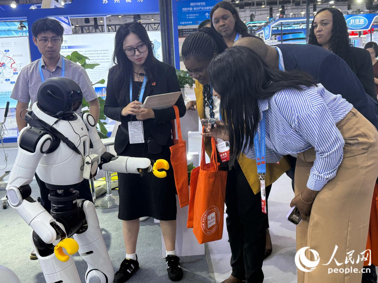 人形機器人“吸睛”十足。人民網(wǎng) 林銘賢攝