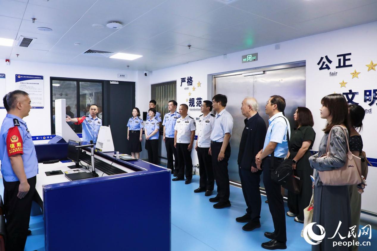調(diào)研團(tuán)現(xiàn)場(chǎng)了解執(zhí)法辦案管理中心如何在在陽光下運(yùn)行。人民網(wǎng) 李唯一攝