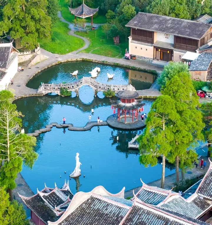 鯉魚溪景區(qū)，游客拍照留影，領(lǐng)略獨(dú)特人文景觀。