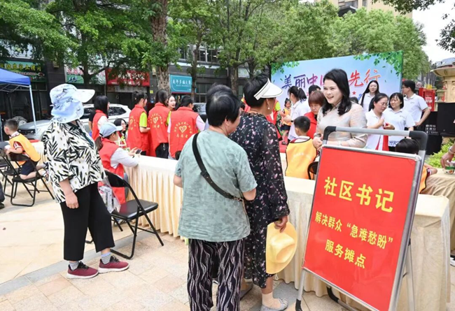 三福社區(qū)書記在解決群眾“急難愁盼”服務攤點接待群眾。龍山街道供圖