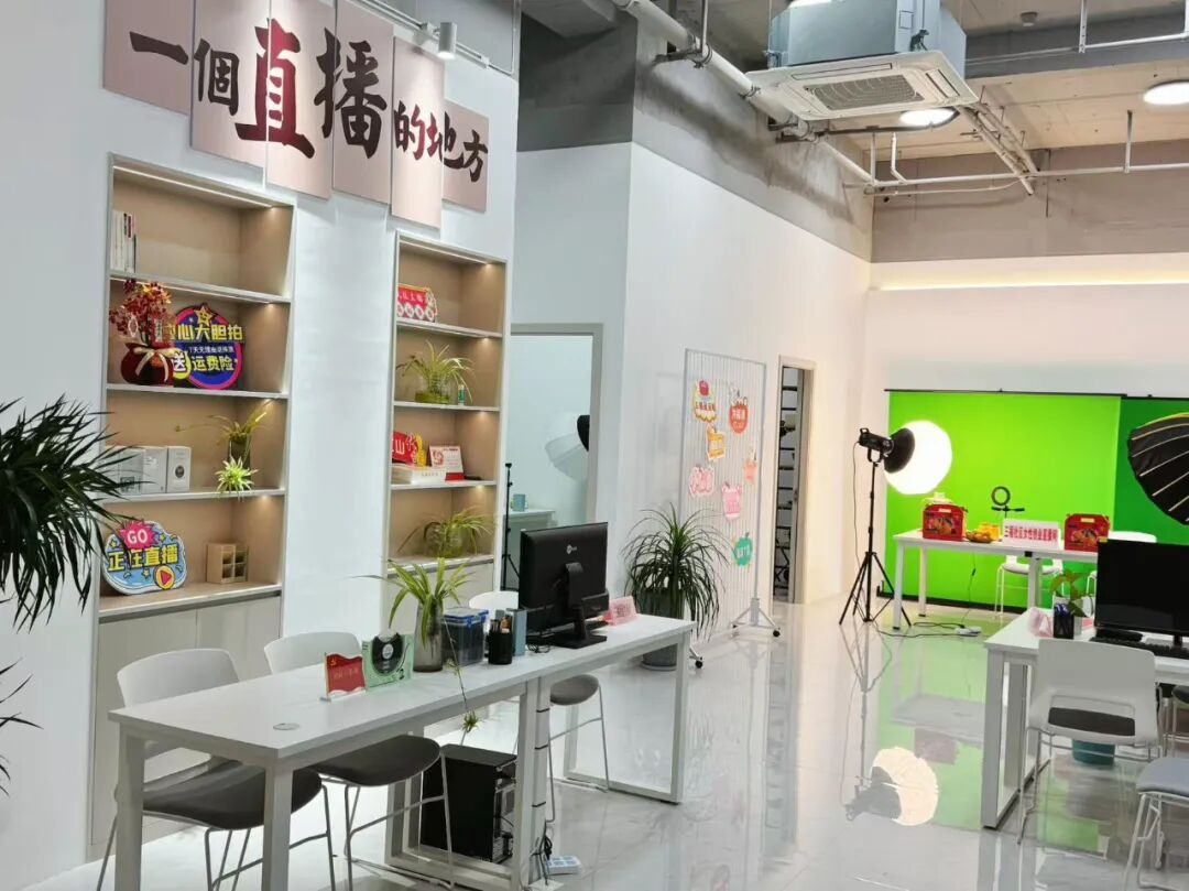 三福社區(qū)新媒體就業(yè)創(chuàng)業(yè)孵化服務中心。龍山街道供圖