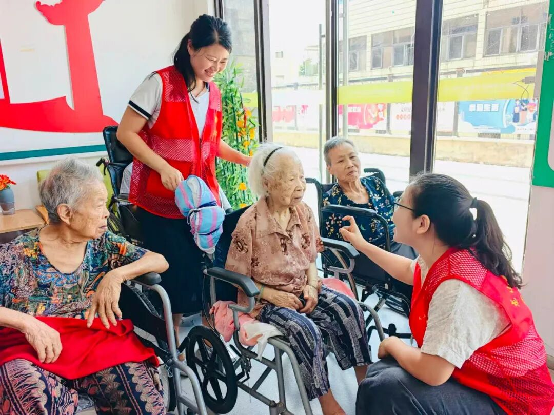 三福社區(qū)黨員到居家養(yǎng)老照料中心開展送關懷活動。龍山街道供圖