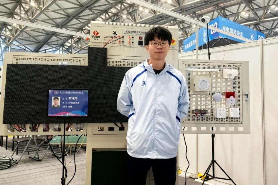 銀牌得主、光電信息技術(shù)項目鄭錦燦。廈門技師學(xué)院供圖