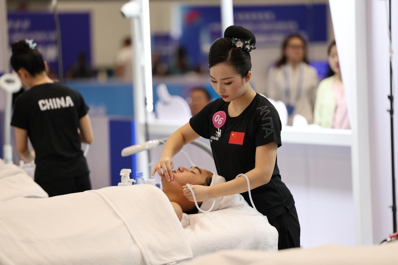 銅牌得獲得者何梅春。龍巖技師學(xué)院供圖