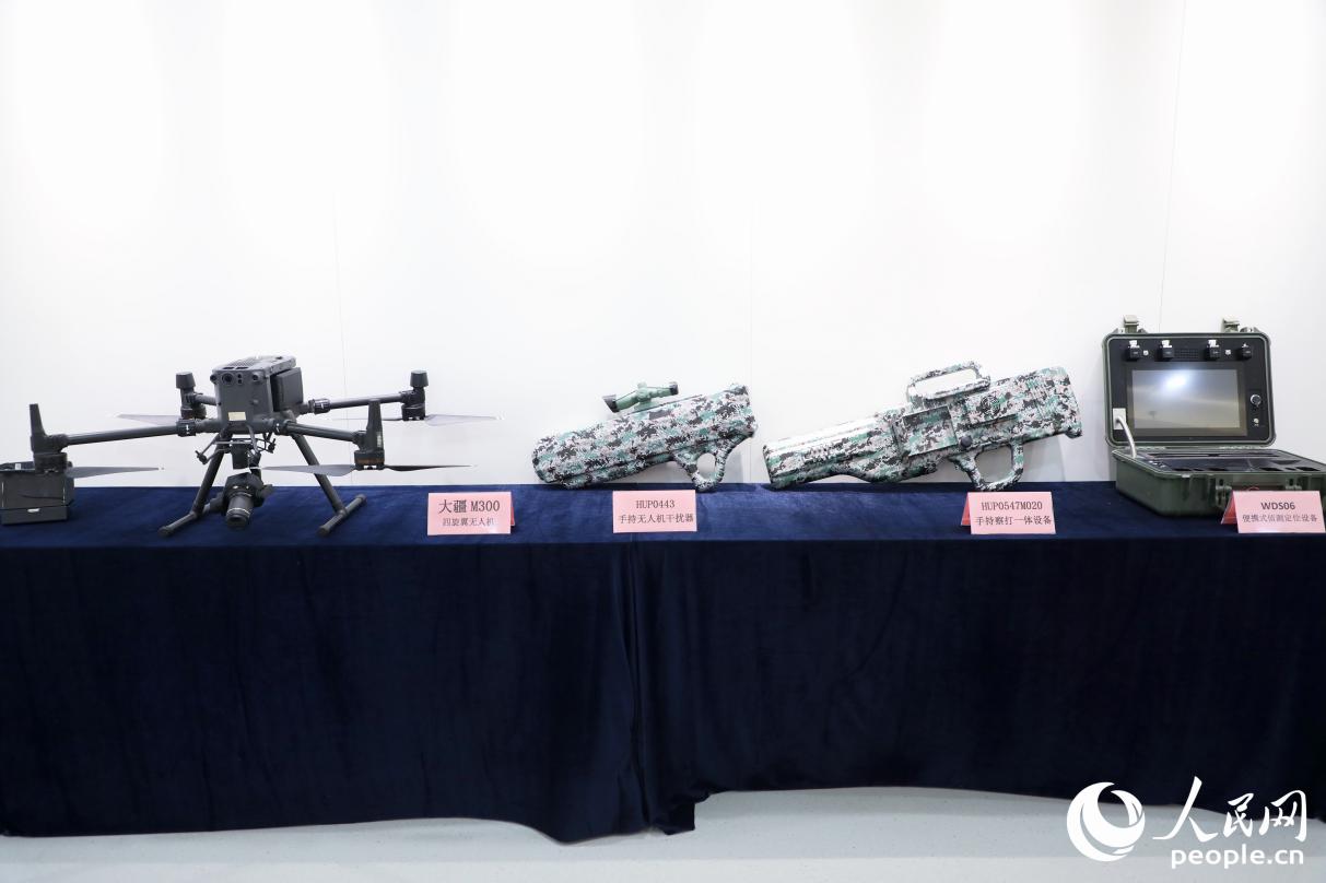 低空經(jīng)濟(jì)產(chǎn)業(yè)鏈上企業(yè)的產(chǎn)品聯(lián)合展出。人民網(wǎng) 李唯一攝