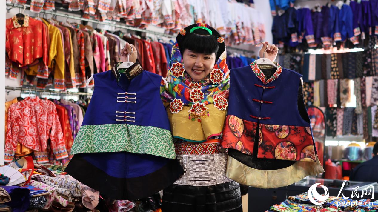 惠安女服飾非物質(zhì)文化遺產(chǎn)傳承人曾茹婷展示改良前后的“貼背”。人民網(wǎng) 李昌乾攝