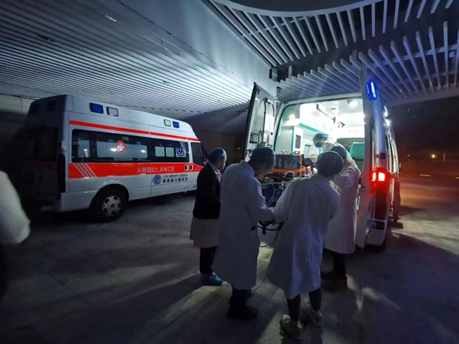 轉(zhuǎn)運團隊星夜ECMO護航。福建省兒童醫(yī)院供圖