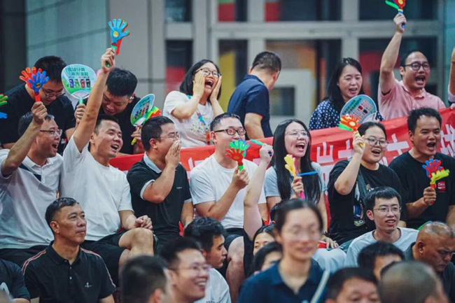 現(xiàn)場觀眾熱情高漲