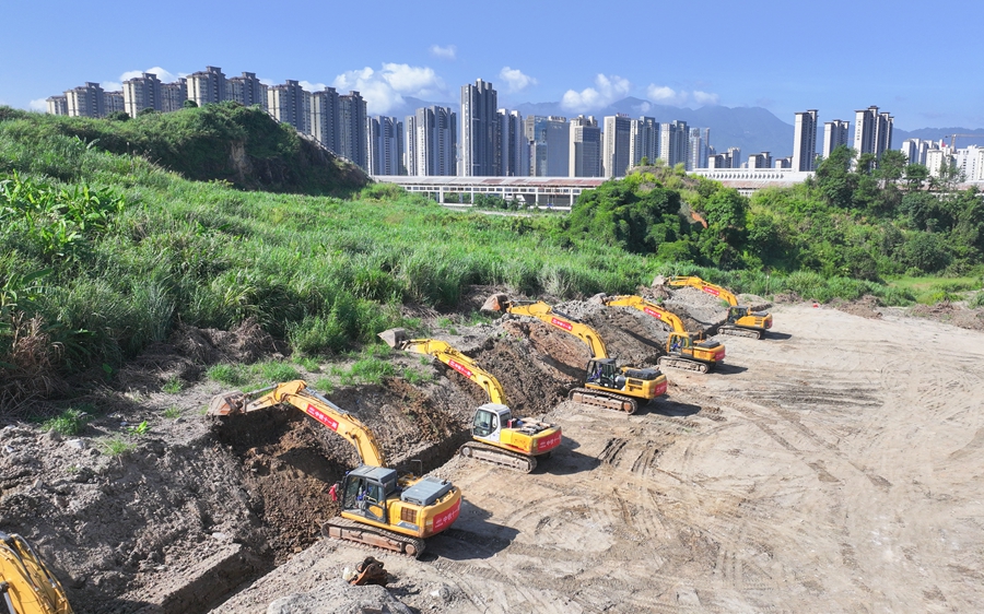 溫福高鐵寧德站甬廣場(chǎng)開(kāi)工點(diǎn)施工作業(yè)。中鐵十一局供圖