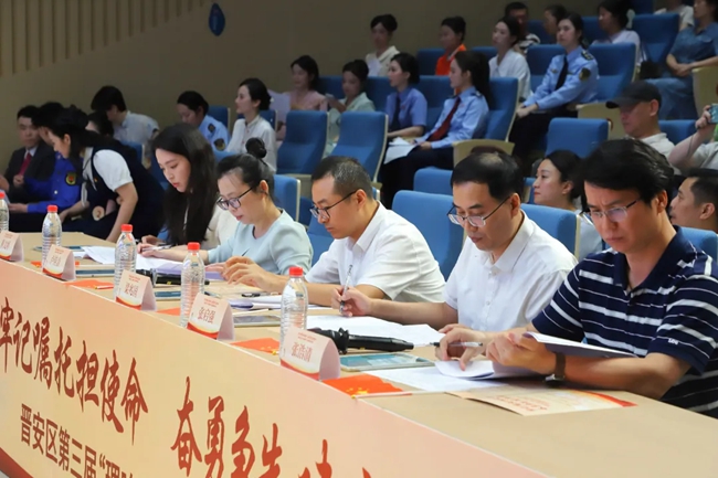 講師團代表聆聽宣講