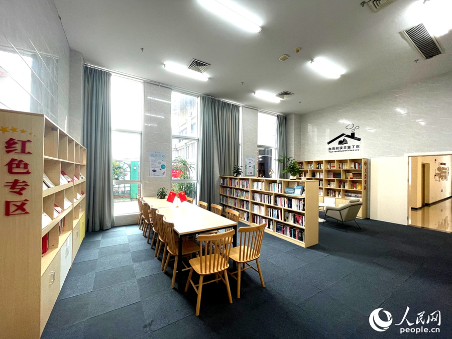 廈門(mén)軟件園三期黨建共同體閱讀專(zhuān)區(qū)。人民網(wǎng)記者 陳藍(lán)燕攝