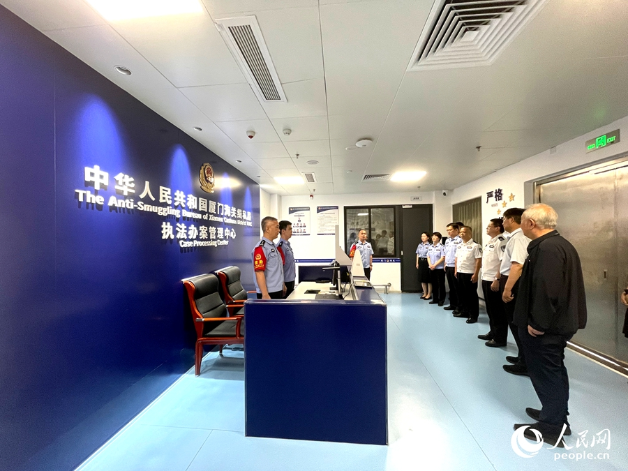 調(diào)研團(tuán)現(xiàn)場(chǎng)了解執(zhí)法辦案管理中心運(yùn)行情況。人民網(wǎng)記者 陳藍(lán)燕攝