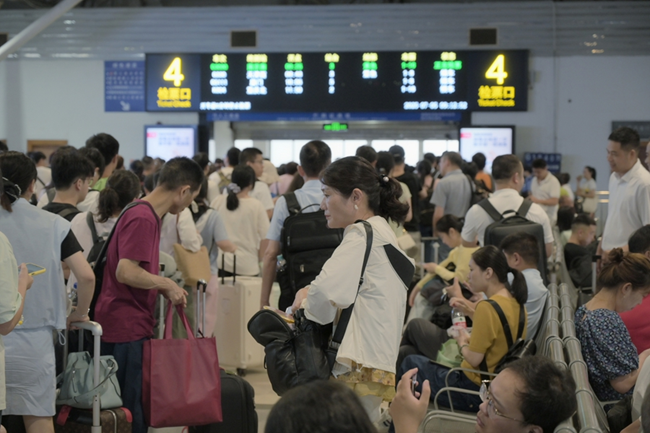旅客在福州火車站候車大廳排隊(duì)等候上車。鄒海杰攝