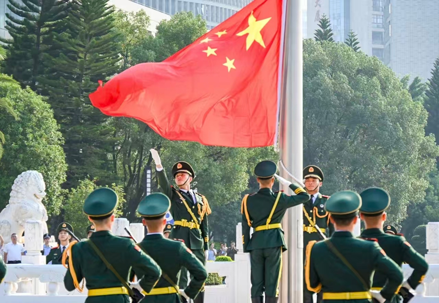 國(guó)旗飄揚(yáng)，緩緩升起