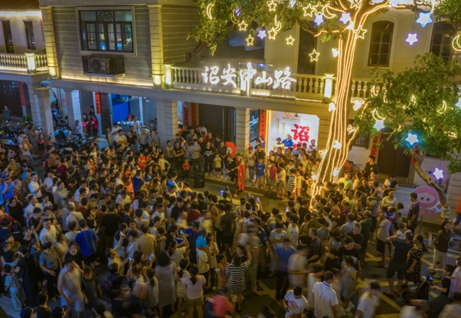 街道上人氣滿滿