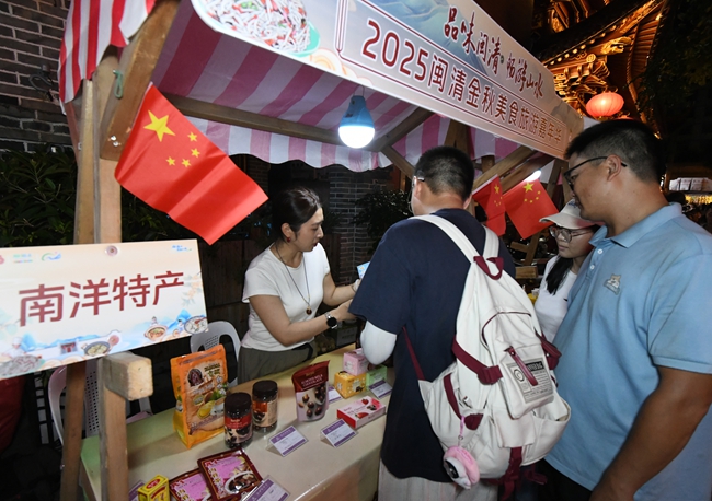 攤位前圍滿了游客