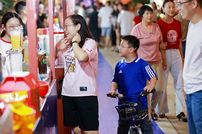 游客在攤位前流連