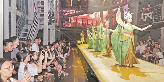 《偶遇世界·因?yàn)榇掏吩谌蓍_(kāi)演