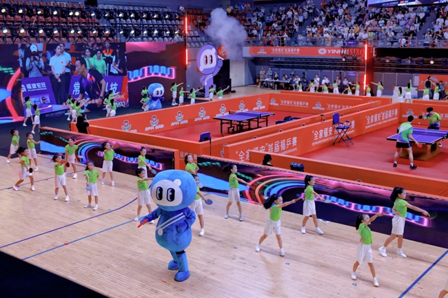 活動現(xiàn)場，精彩的節(jié)目巧妙融合“乒乓”運(yùn)動元素與福安本土文化特色，贏得觀眾陣陣掌聲