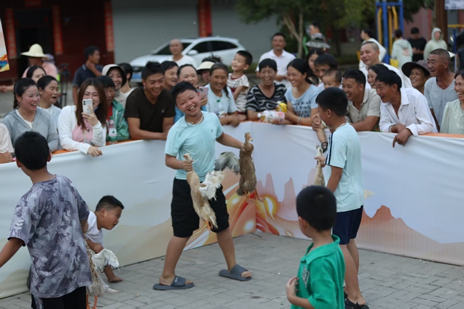 村民參與徒手抓鴨子活動(dòng)