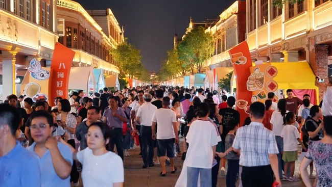 活動現場,中山南路人流如織