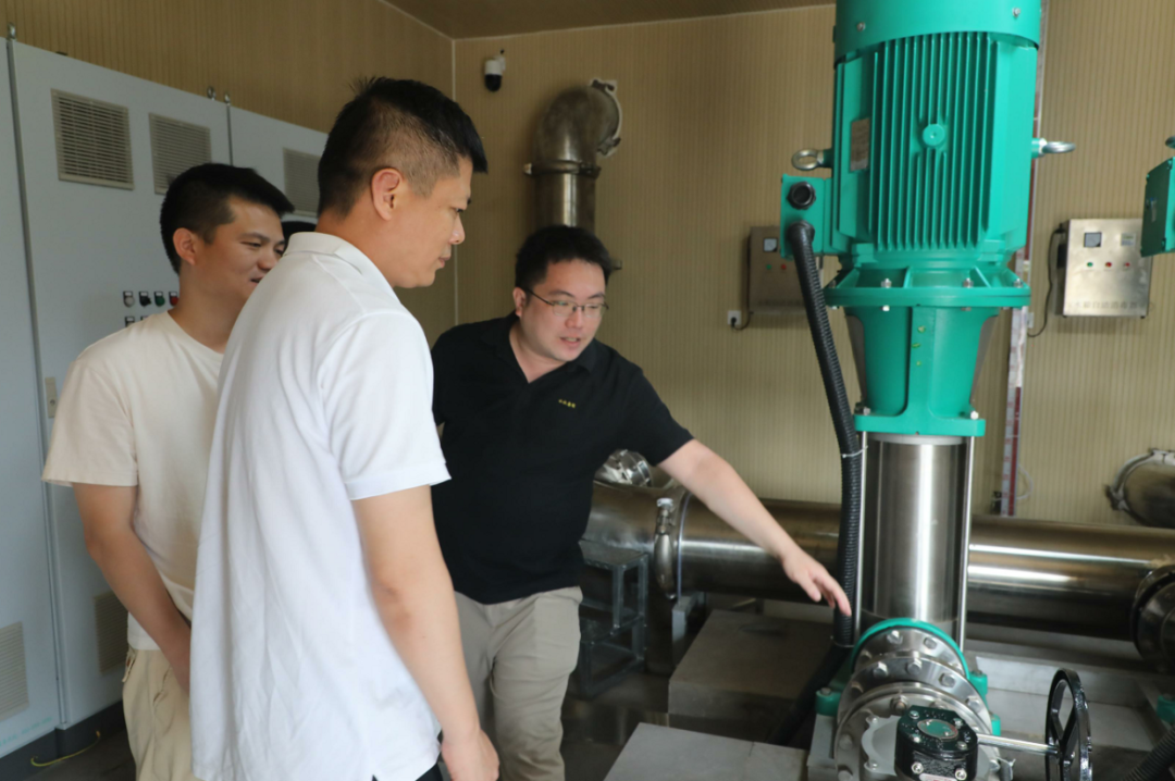 工作人員現(xiàn)場介紹供水設(shè)備。