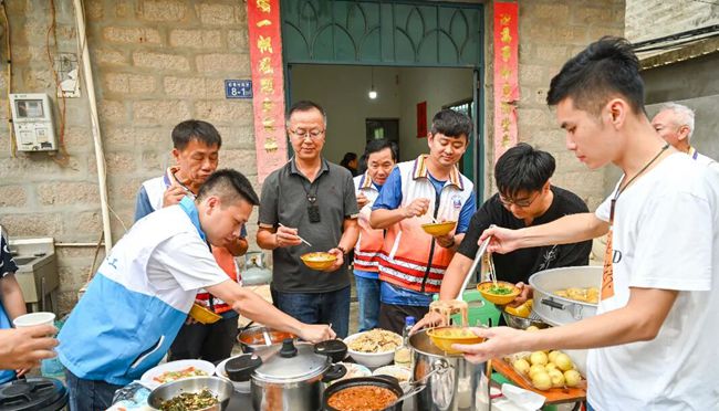 村民、社工、志愿者相聚一起。