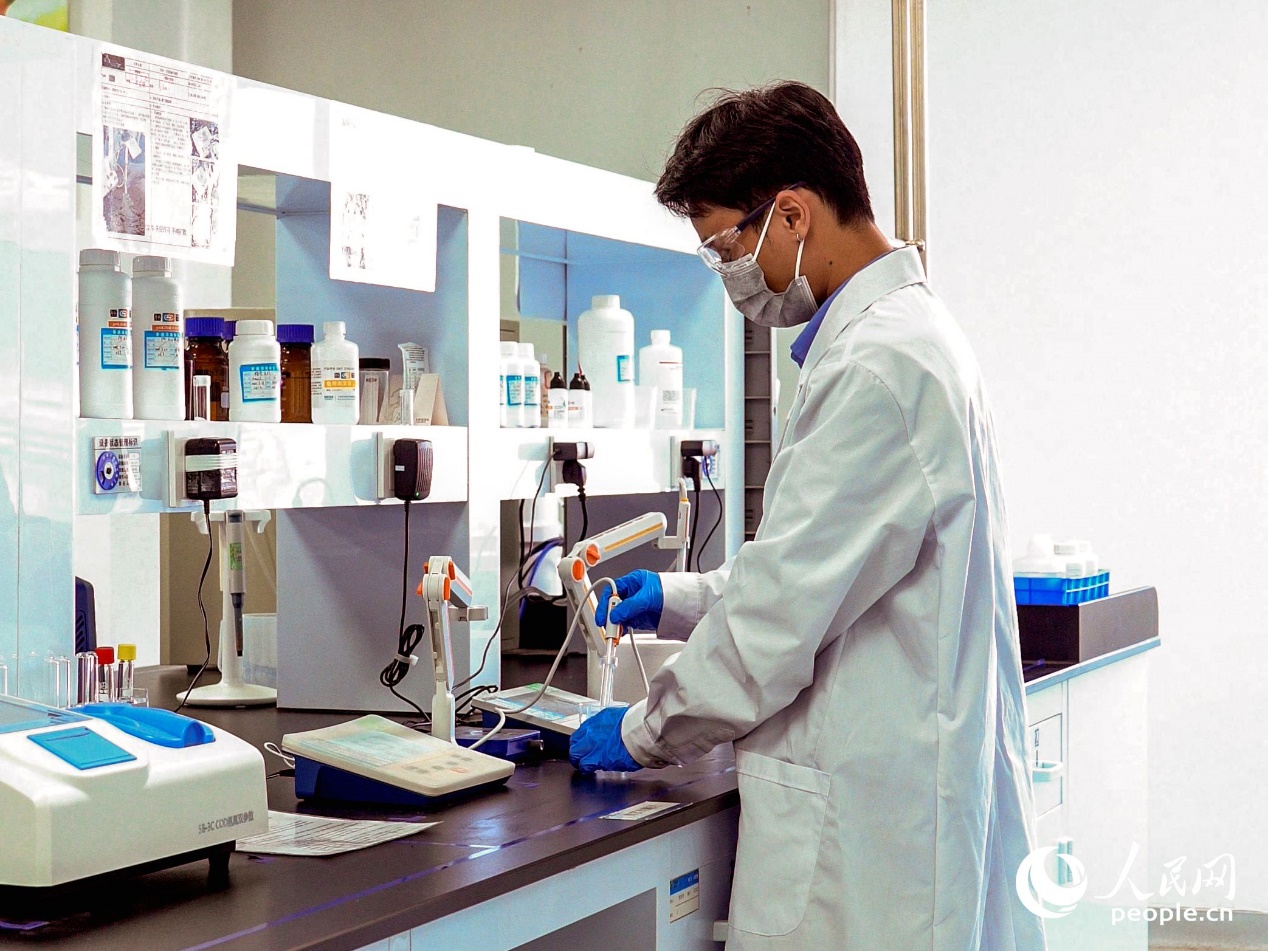 福建海德福新材料有限公司的實(shí)驗(yàn)室內(nèi)，工作人員正在進(jìn)行檢測(cè)。人民網(wǎng)記者 蘭志飛攝