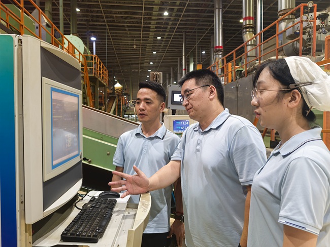 生產(chǎn)現(xiàn)場通過監(jiān)控系統(tǒng)便能監(jiān)測煙葉加工情況。陳治龍攝