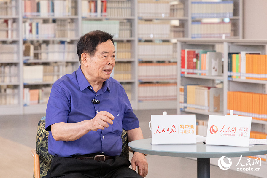 福耀集團董事局主席曹德旺講述辦學初衷。人民網(wǎng)記者 焦艷攝