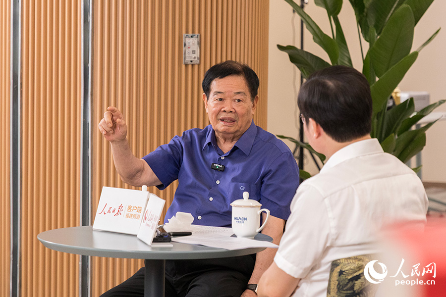 提起福耀汽車玻璃，曹德旺引以為傲。人民網(wǎng)記者 焦艷攝