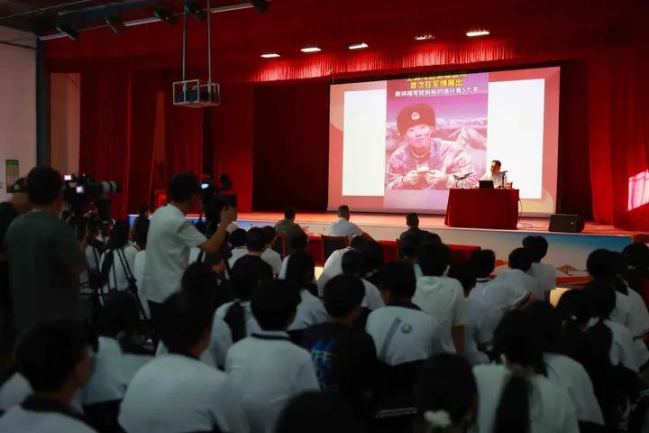 申進(jìn)科以《清澈的愛 只為中國》為題，為學(xué)生們帶來了一堂生動的國防教育課