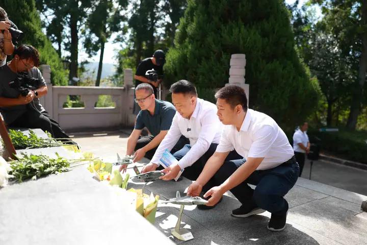 申進科將三架戰(zhàn)機模型擺放至陳祥榕烈士遺像前。
