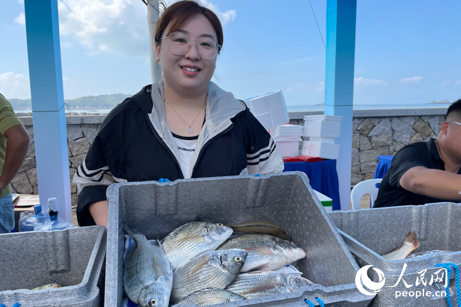 豐收市集上，商家現(xiàn)場售賣新鮮漁獲。人民網(wǎng)記者 林盈攝