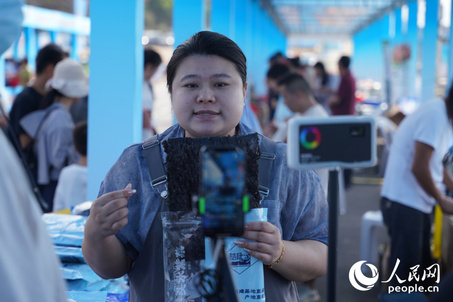 商家現(xiàn)場直播帶貨紫菜。實習生 鄭舒塵攝