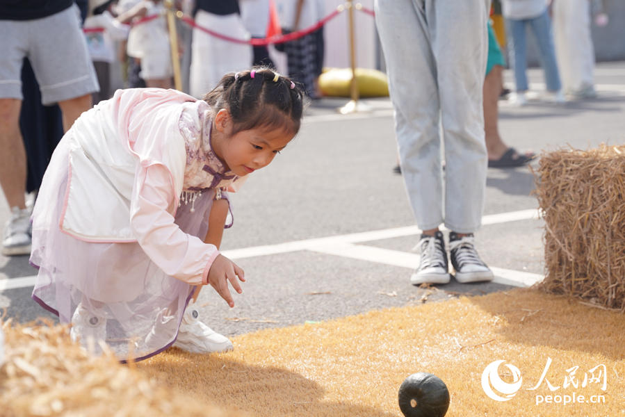 小朋友用南瓜投保齡球。實習生 鄭舒塵攝