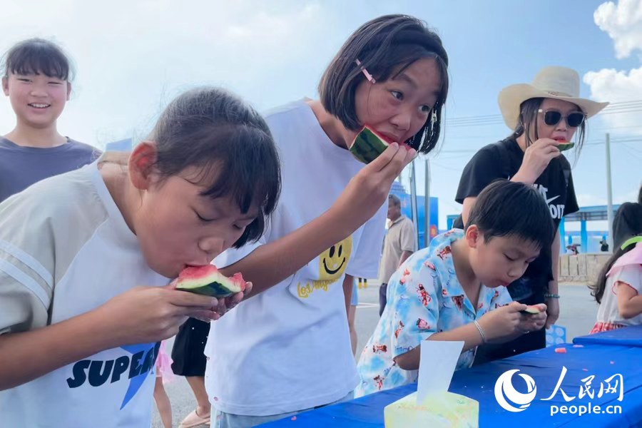 小朋友們參加“吃瓜挑戰(zhàn)賽”。人民網(wǎng)記者 林盈攝
