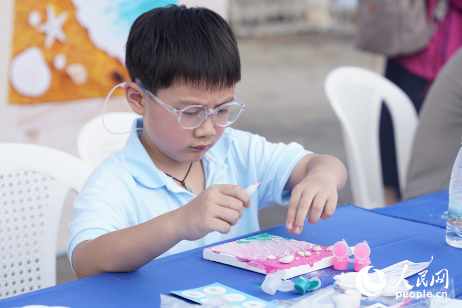 孩子在創(chuàng)作貝殼畫。實習生 鄭舒塵攝