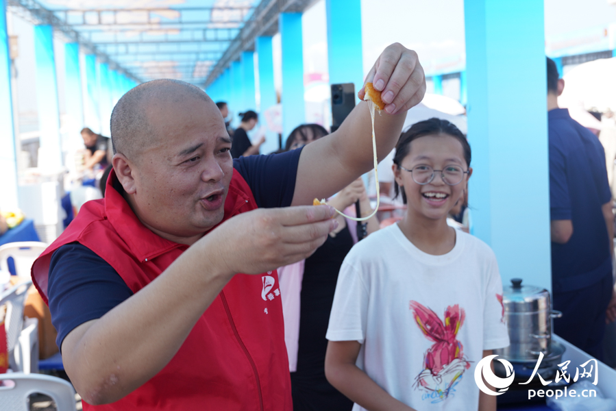 商家演示拉絲芝士丸子。實習生 鄭舒塵攝