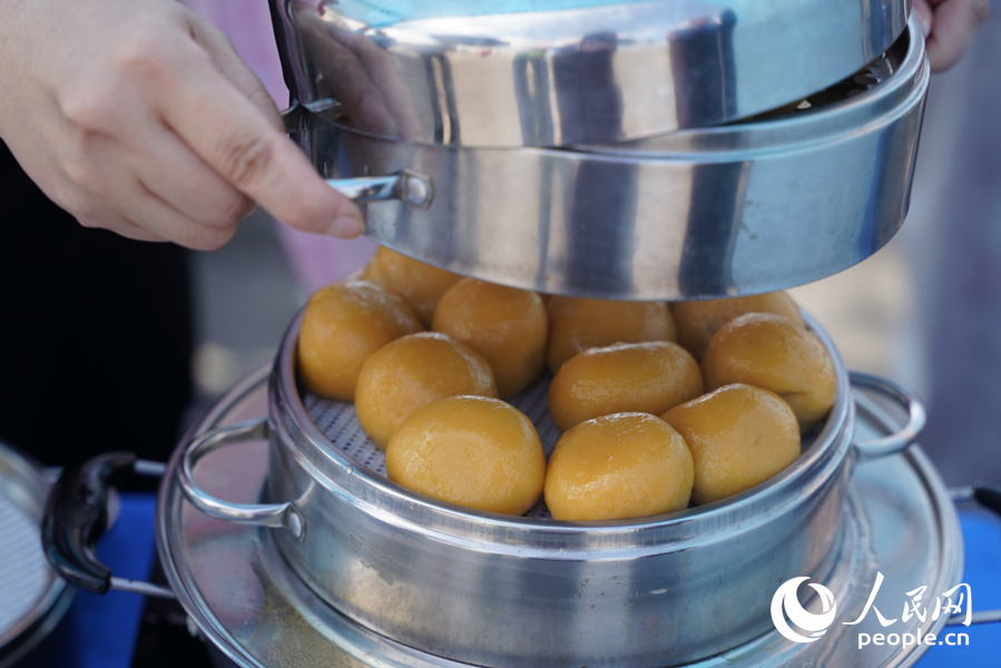 剛出爐的番薯丸香氣遠飄。實習生 鄭舒塵攝