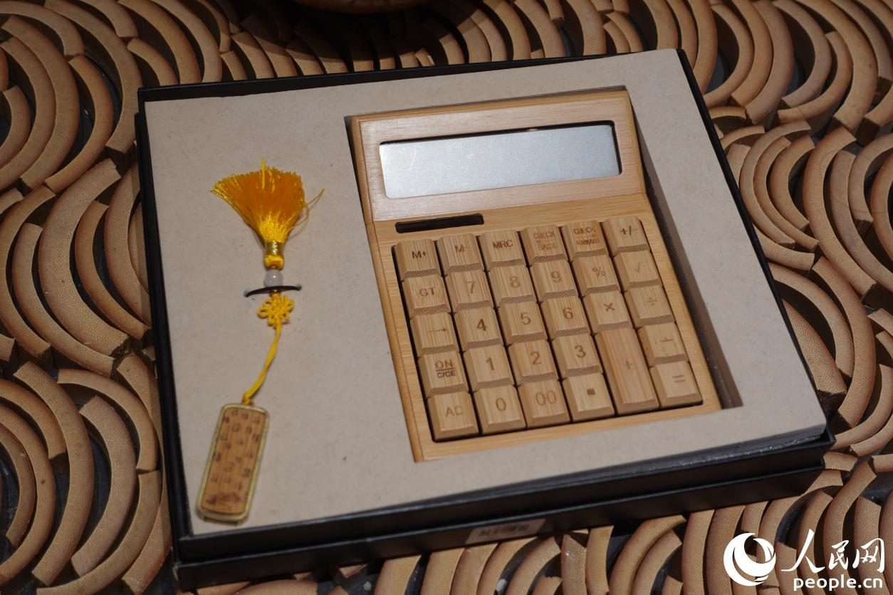 竹制計算器。人民網(wǎng) 謝星宇攝