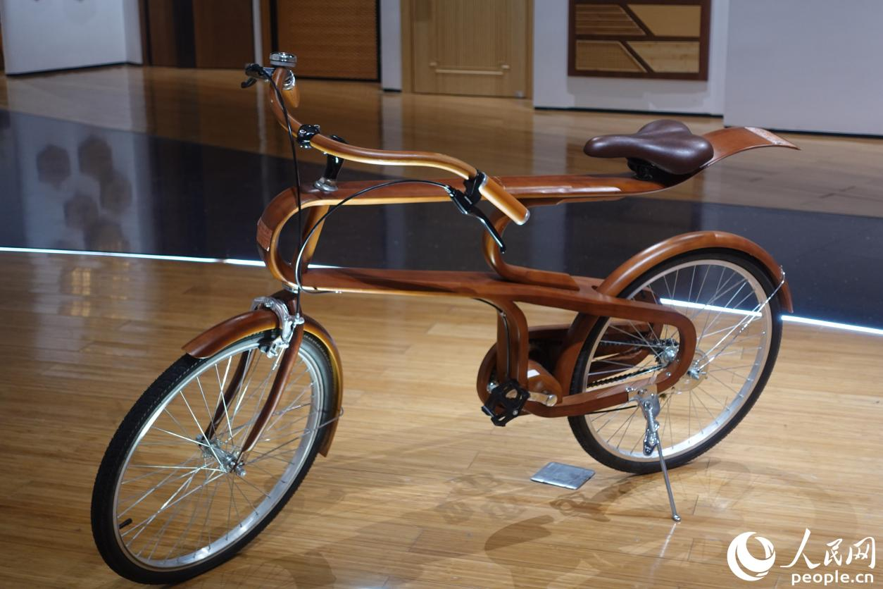 運(yùn)用竹子熱彎工藝制成的自行車，經(jīng)過工藝處理的竹子強(qiáng)度和硬度甚至遠(yuǎn)超鋼材。人民網(wǎng) 謝星宇攝