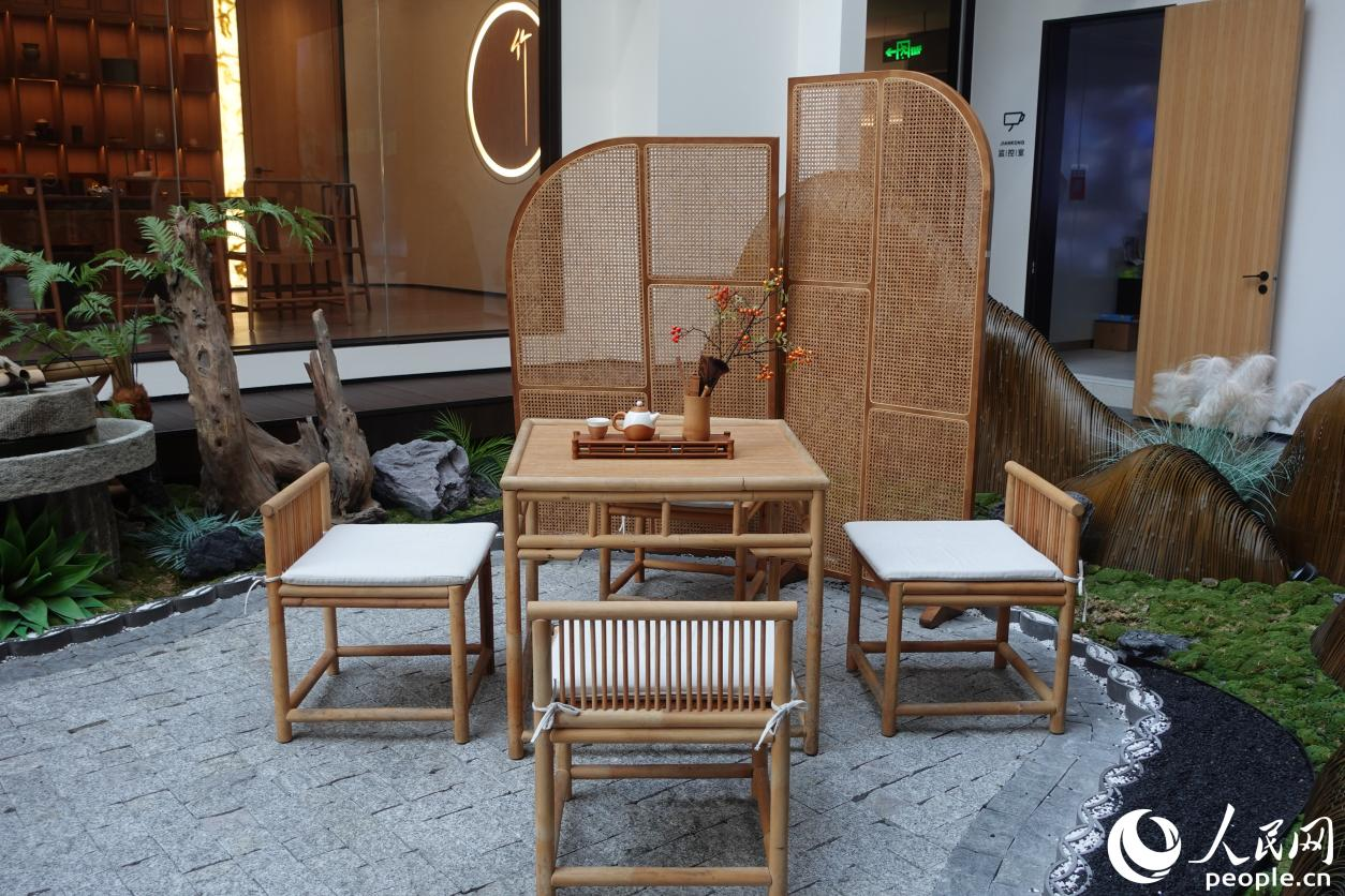 竹制茶桌、茶具、裝飾屏風(fēng)等產(chǎn)品，呈現(xiàn)竹材在高端家居領(lǐng)域的創(chuàng)新應(yīng)用。人民網(wǎng) 謝星宇攝