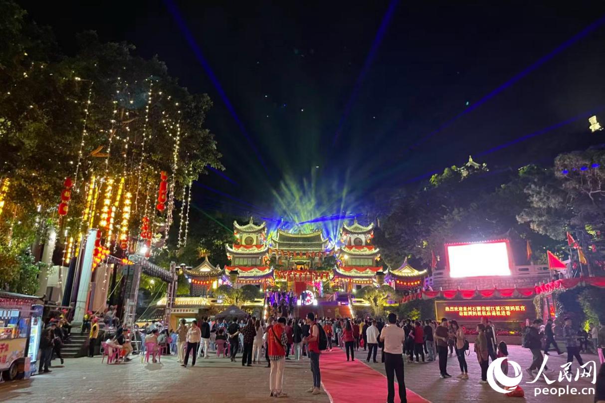 每年有大量海內外媽祖敬仰者來到莆田湄洲島拜謁媽祖。人民網(wǎng)記者 林盈攝