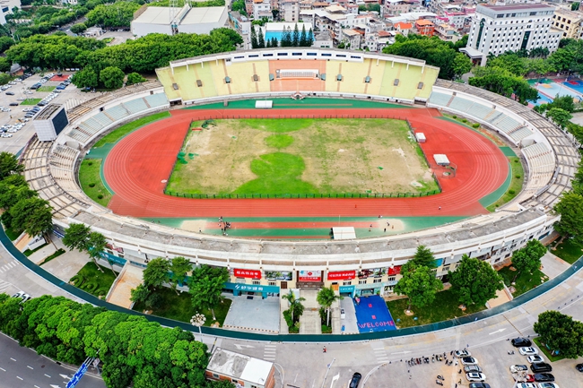 跑道全長750米、寬2.5米，采用防滑耐磨的瀝青材質(zhì)鋪裝。