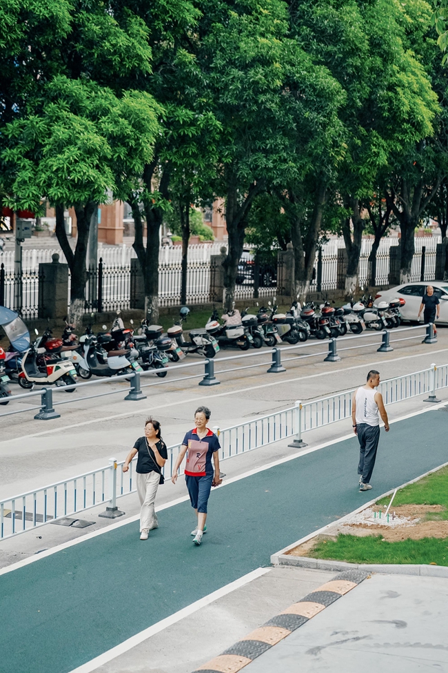 平整的路面，讓市民在運(yùn)動(dòng)過程中，感受到了便利與舒適。